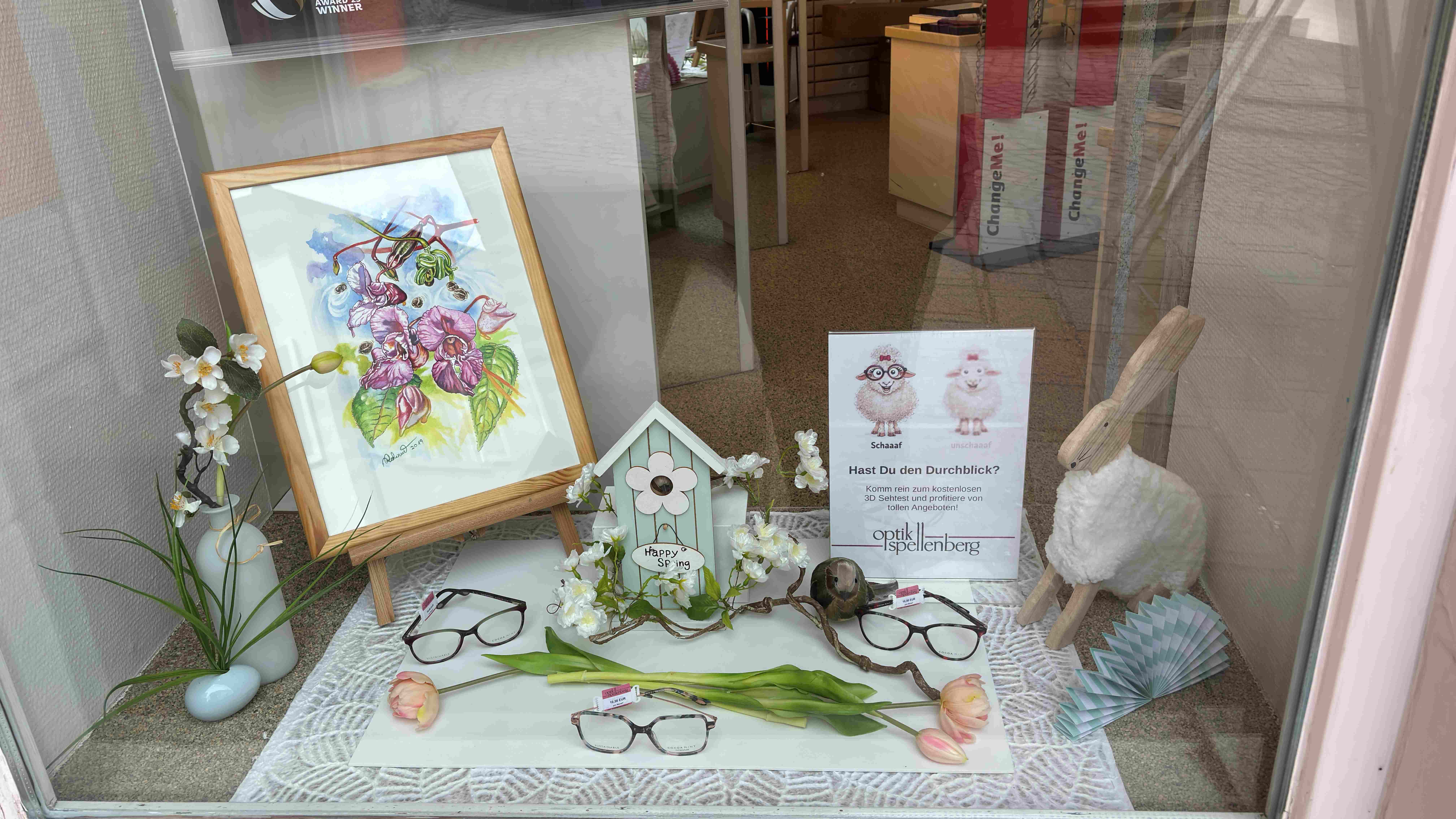 Ausstellung im Schaufenster von Optik Spellenberg Engen